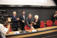 Momenti del conferito del premio Salvador Allende alla memoria dell'ambasciatore Tomaso de Vergottini